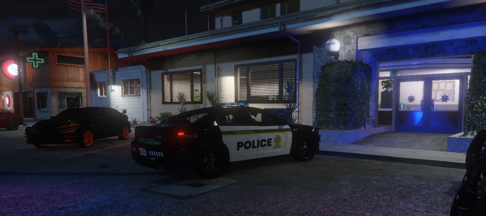Poste de police éclairé la nuit